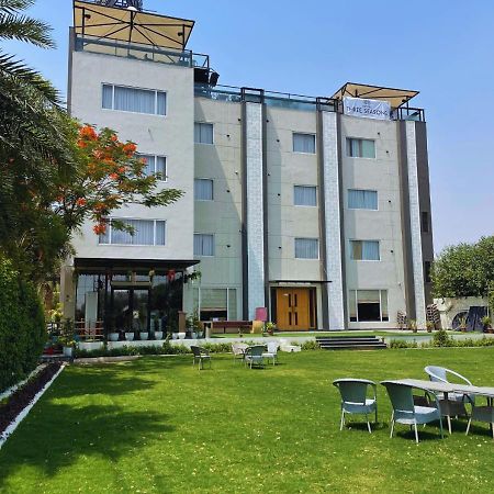 Hotel Three Seasons Вріндаван Екстер'єр фото
