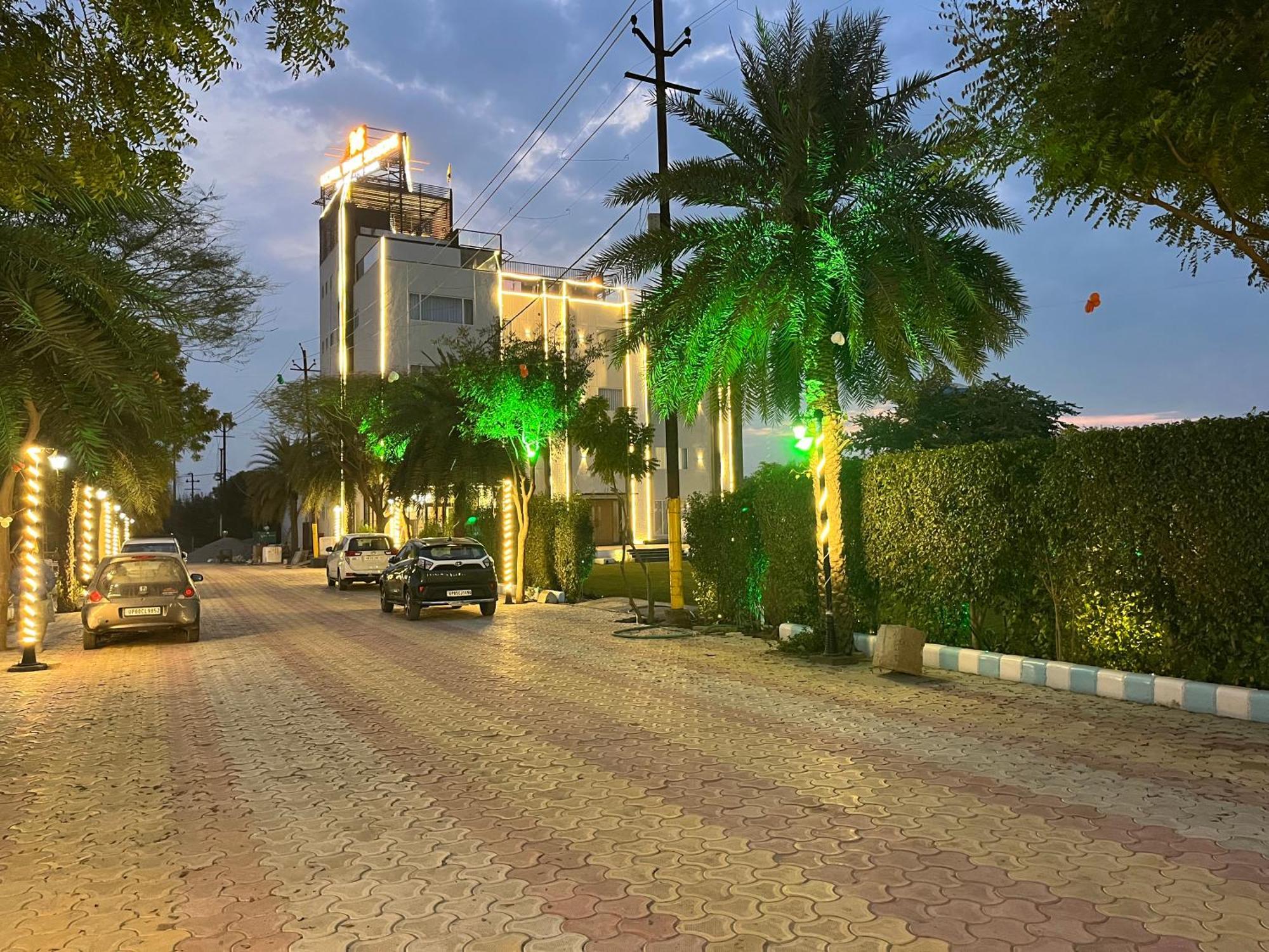 Hotel Three Seasons Вріндаван Екстер'єр фото