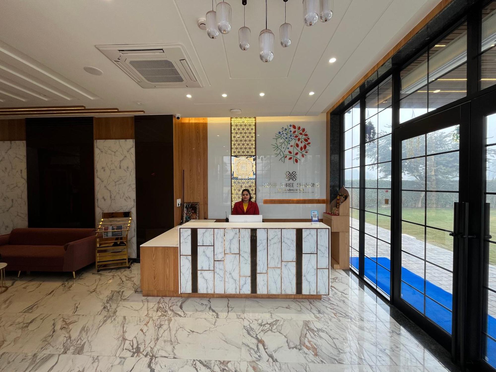 Hotel Three Seasons Вріндаван Екстер'єр фото