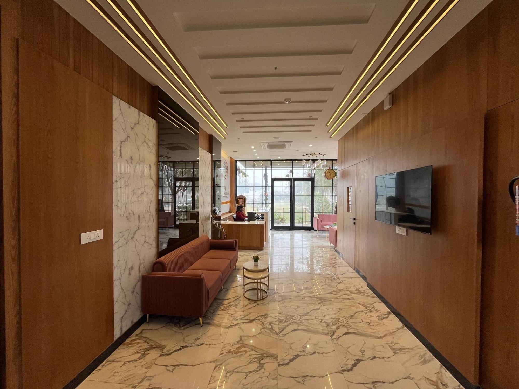Hotel Three Seasons Вріндаван Екстер'єр фото