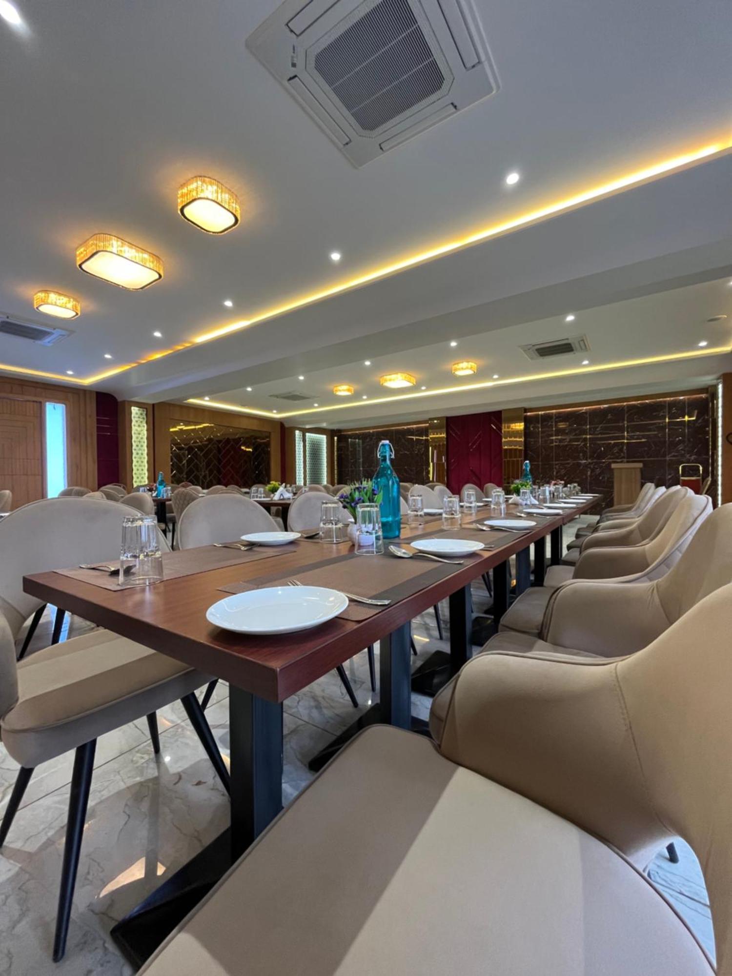 Hotel Three Seasons Вріндаван Екстер'єр фото