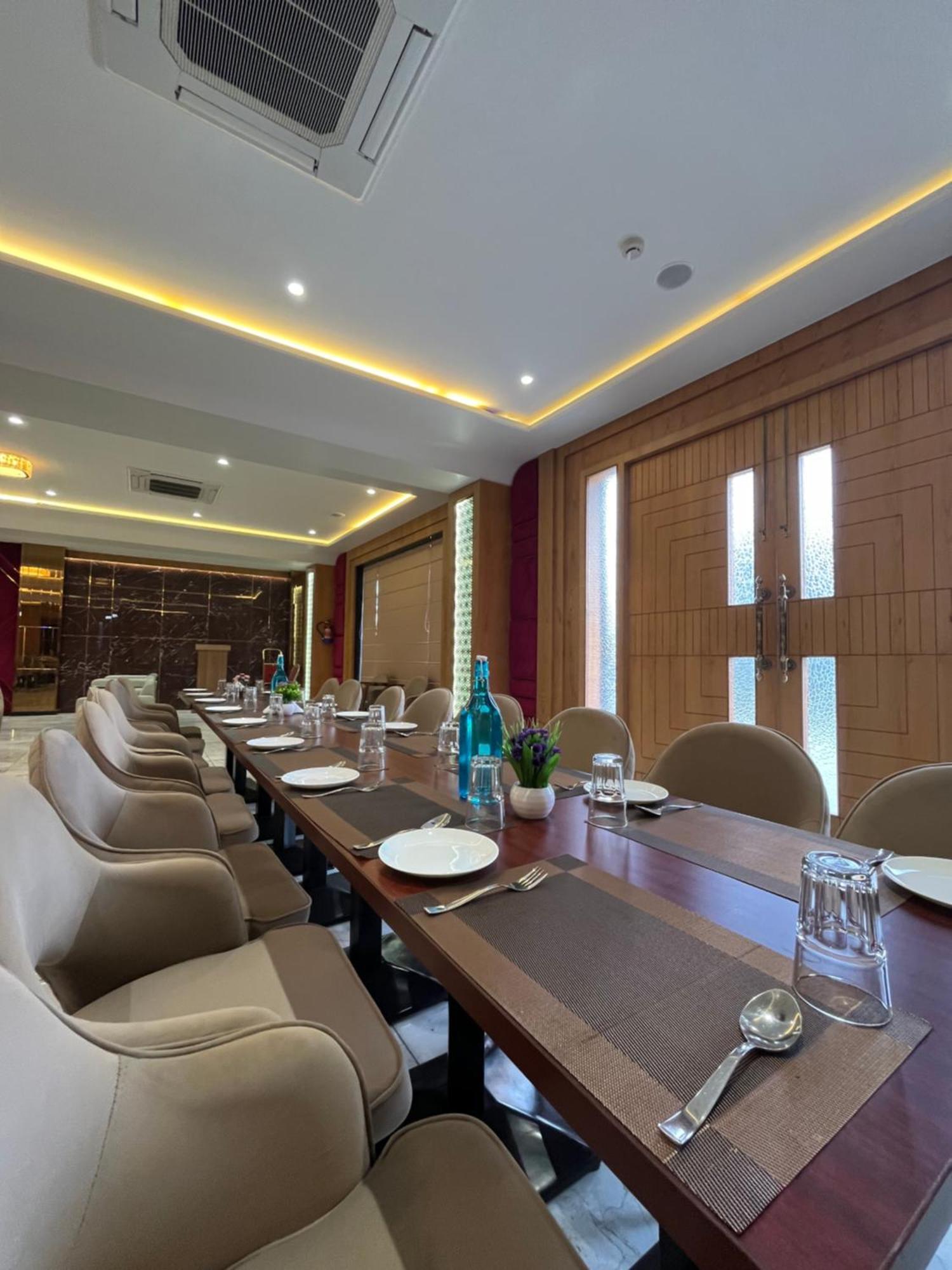 Hotel Three Seasons Вріндаван Екстер'єр фото