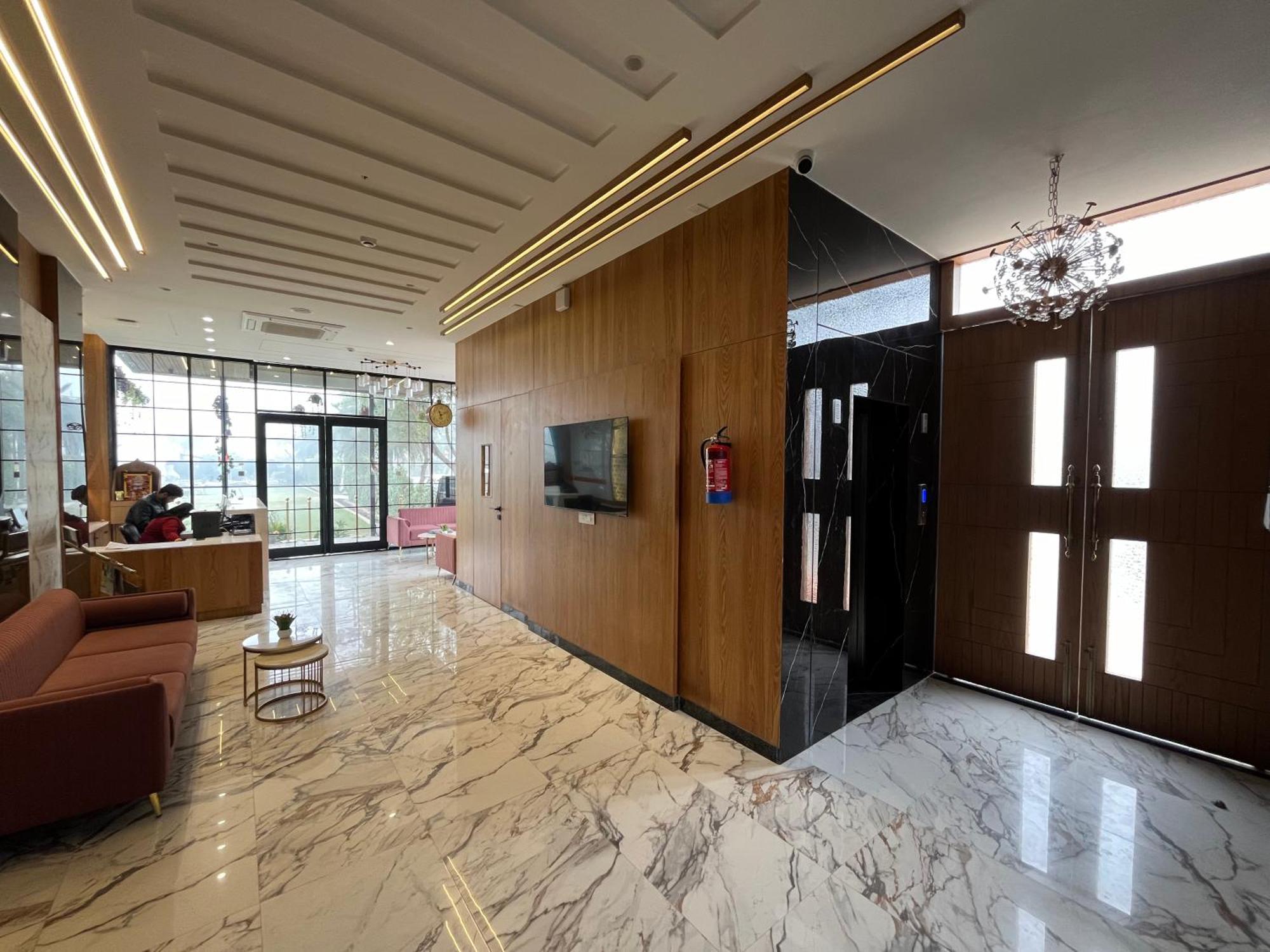 Hotel Three Seasons Вріндаван Екстер'єр фото