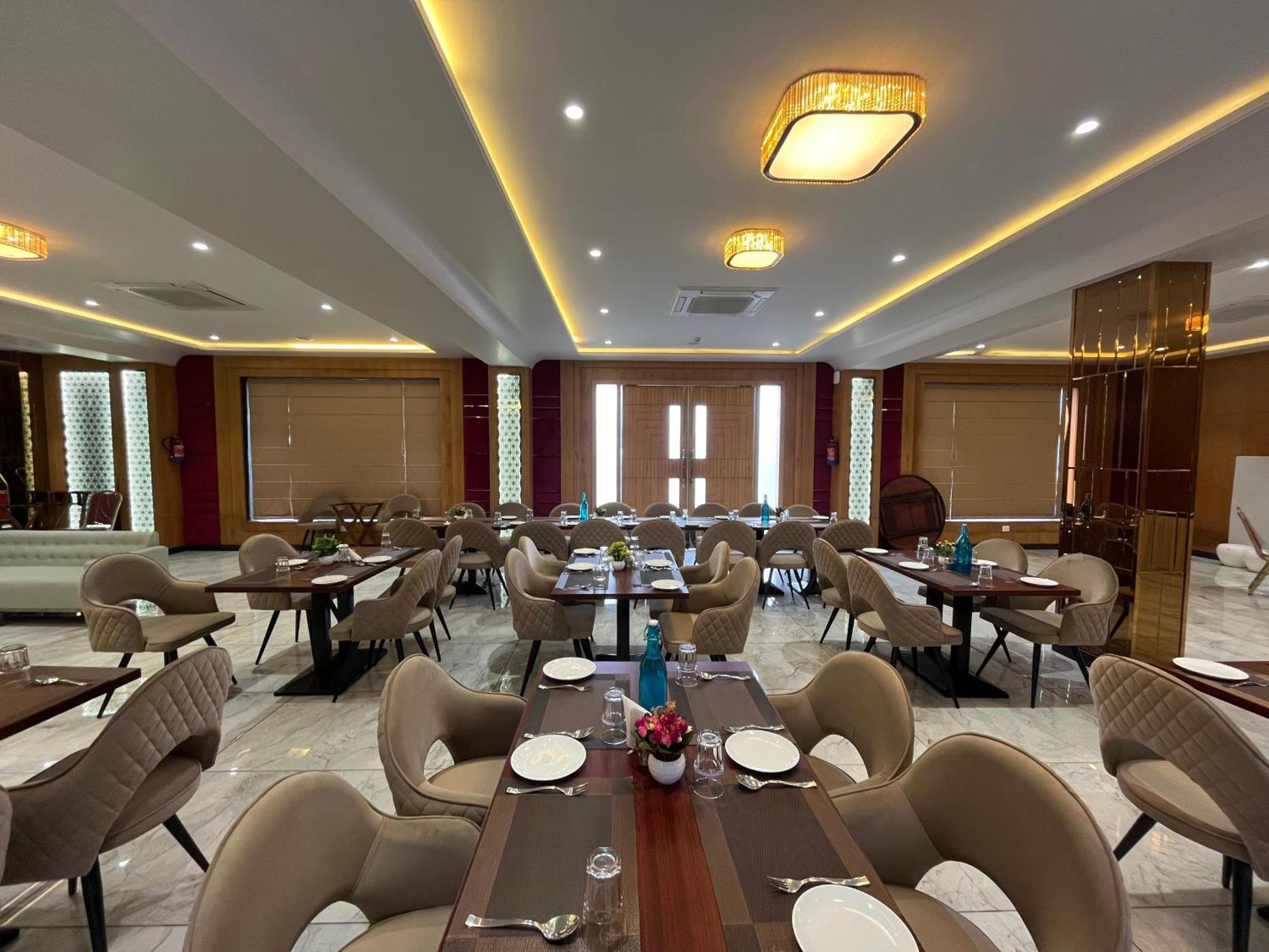 Hotel Three Seasons Вріндаван Екстер'єр фото