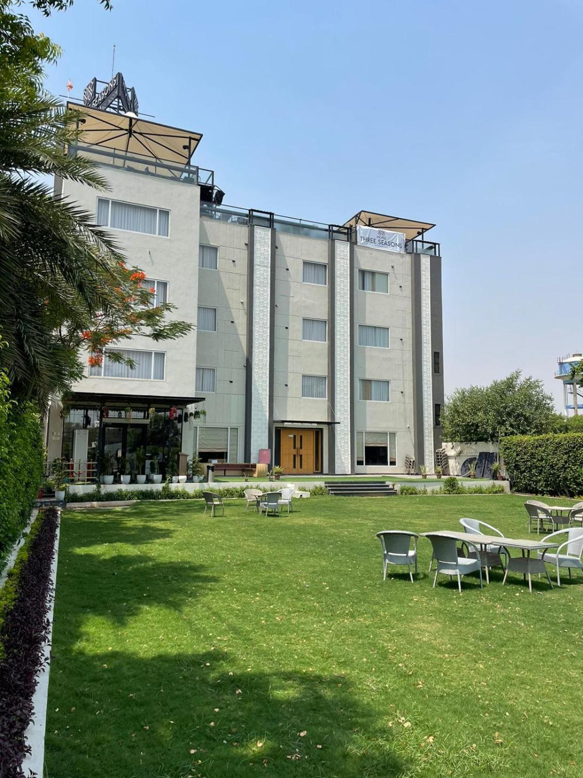 Hotel Three Seasons Вріндаван Екстер'єр фото