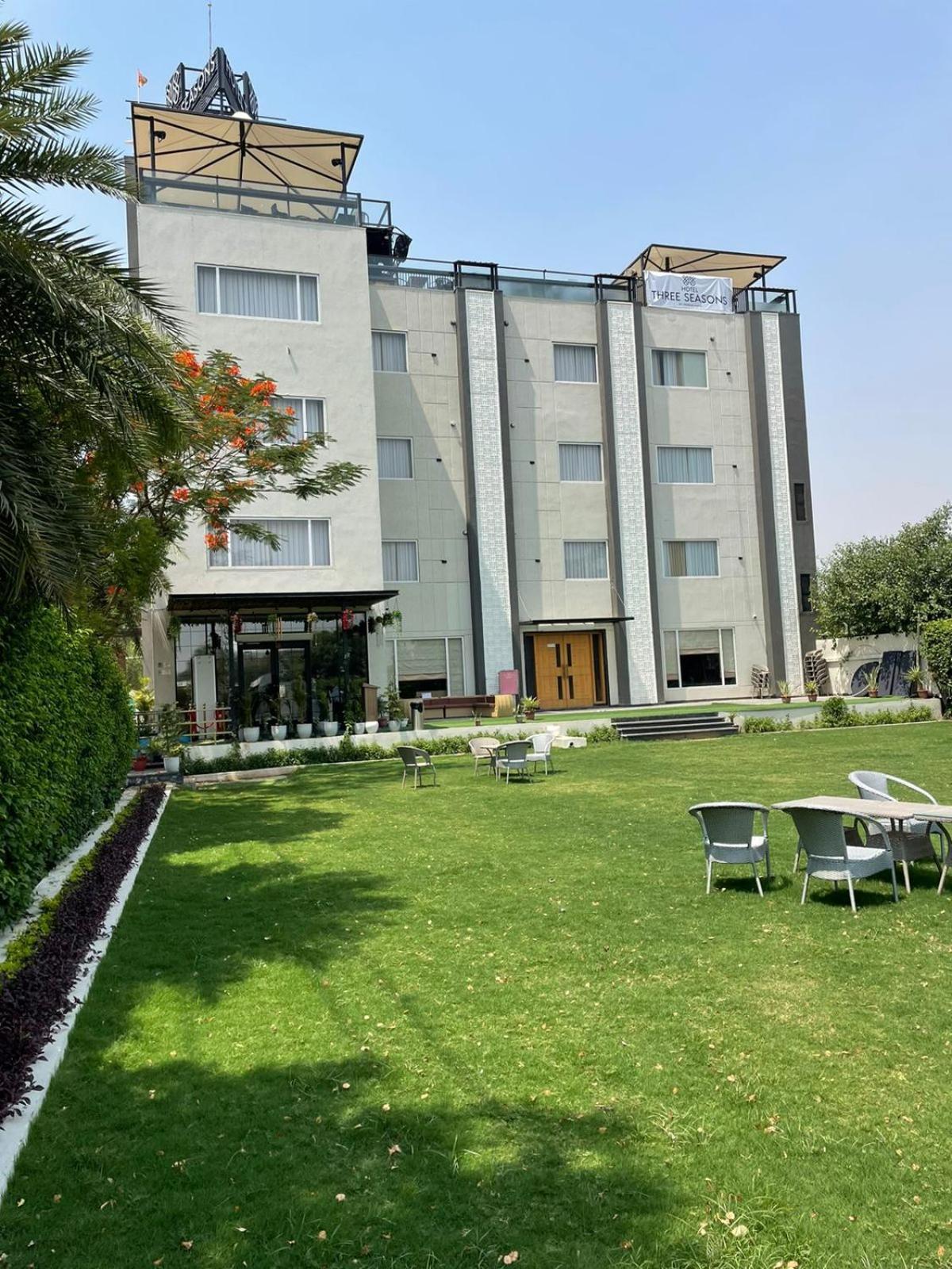 Hotel Three Seasons Вріндаван Екстер'єр фото