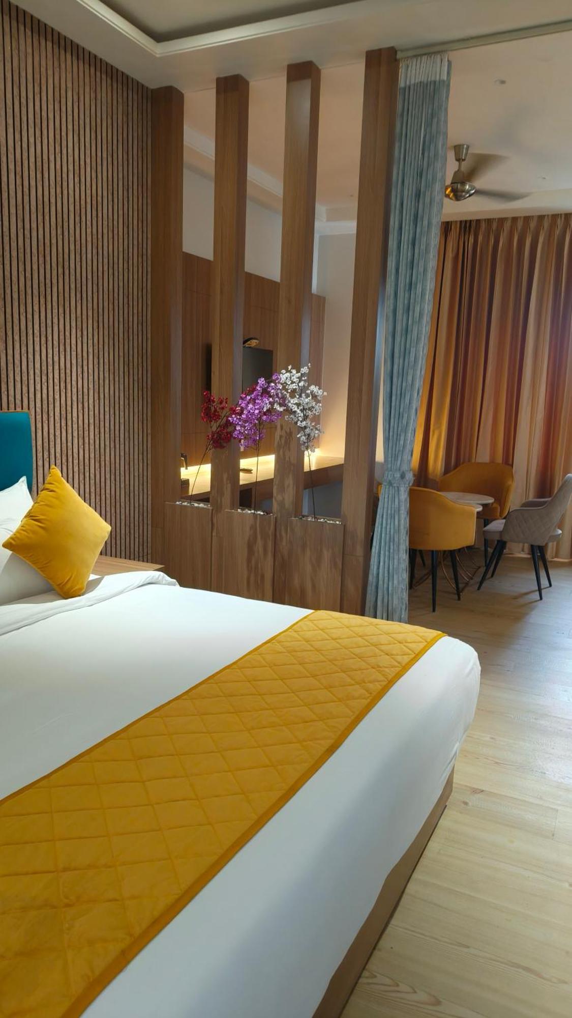 Hotel Three Seasons Вріндаван Екстер'єр фото
