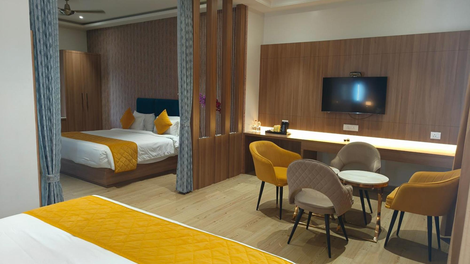 Hotel Three Seasons Вріндаван Екстер'єр фото