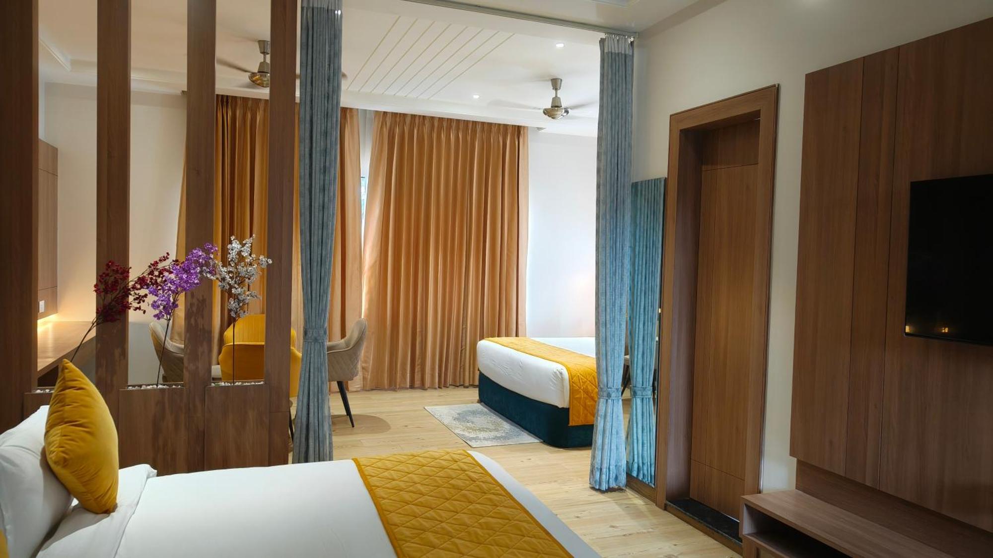 Hotel Three Seasons Вріндаван Екстер'єр фото