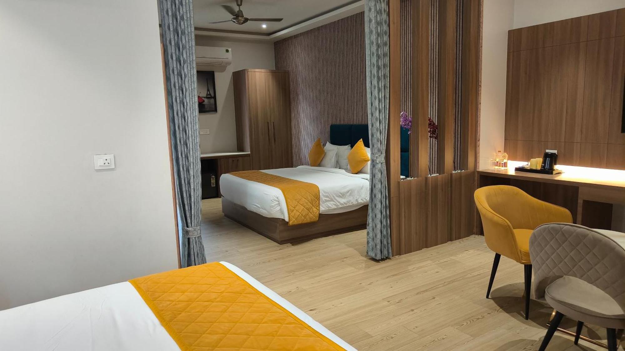 Hotel Three Seasons Вріндаван Екстер'єр фото
