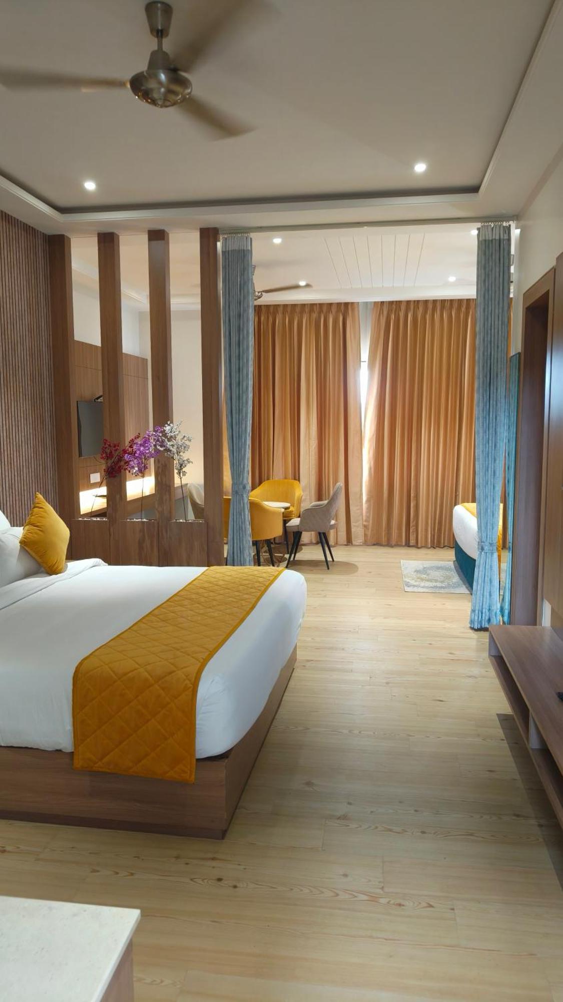 Hotel Three Seasons Вріндаван Екстер'єр фото