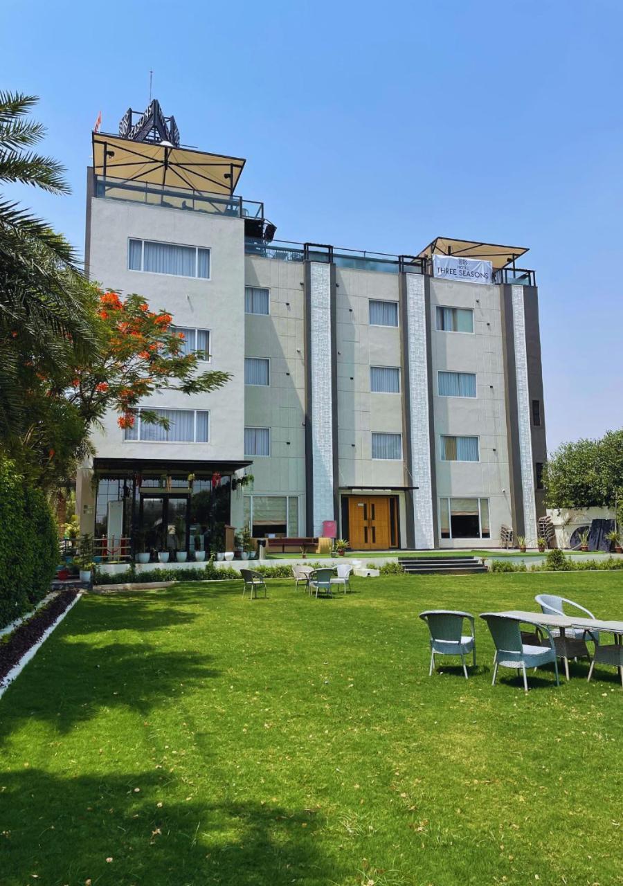 Hotel Three Seasons Вріндаван Екстер'єр фото